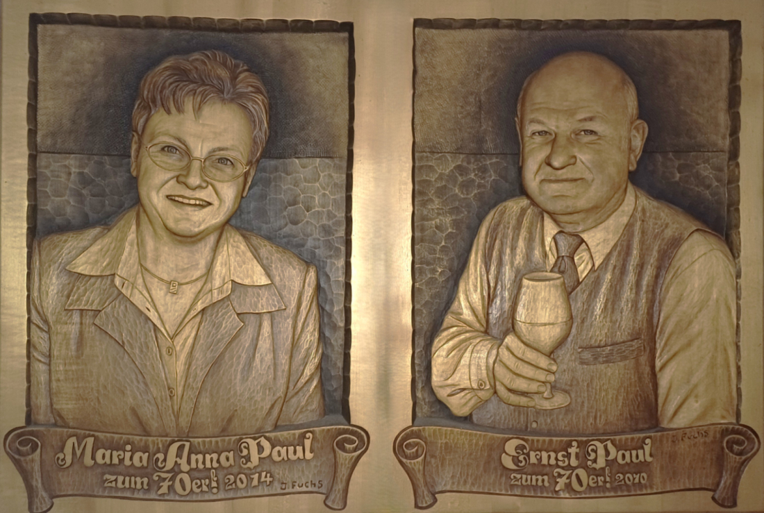 Dorfstadl Paul: Portraits - Holzschnitzereien von Maria Anna Paul (*1944) und Ernst Paul (*1940/+2017) des Portraitschnitzers Josef Fuchs