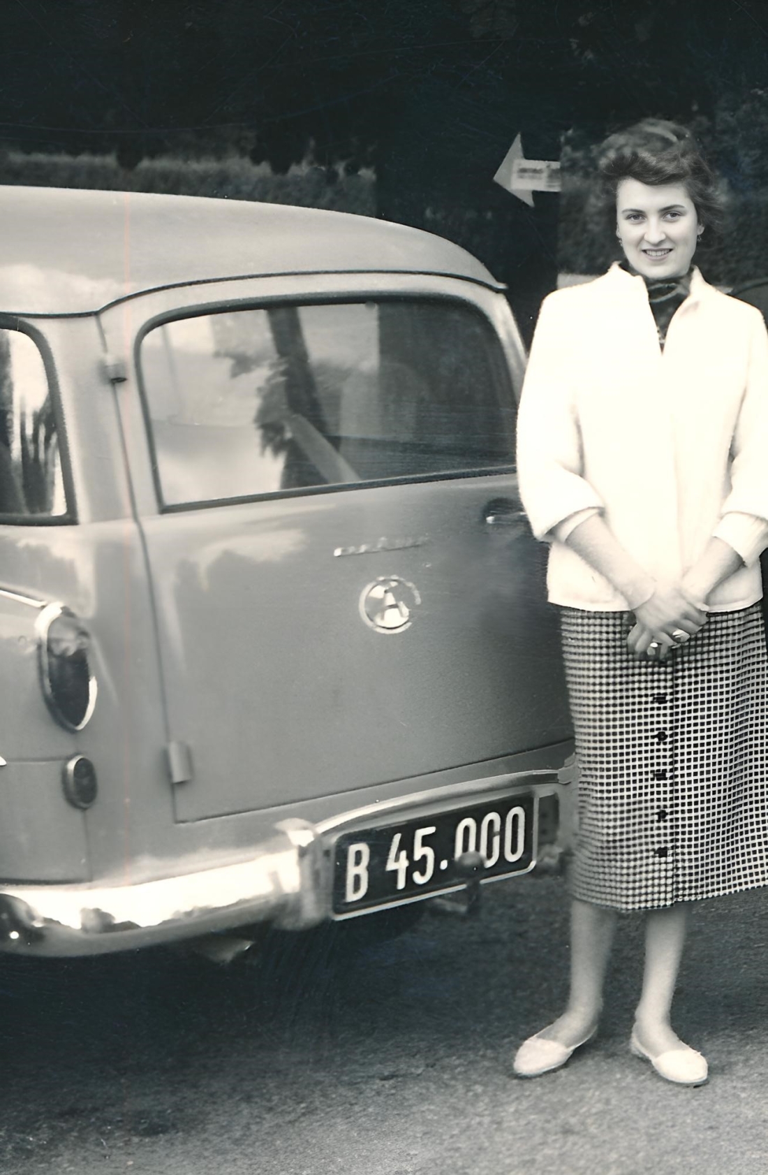 Gretl Neubauer vor dem firmeneigenen PKW-Kombi-Lieferwagen Opel Olympia Rekord Caravan