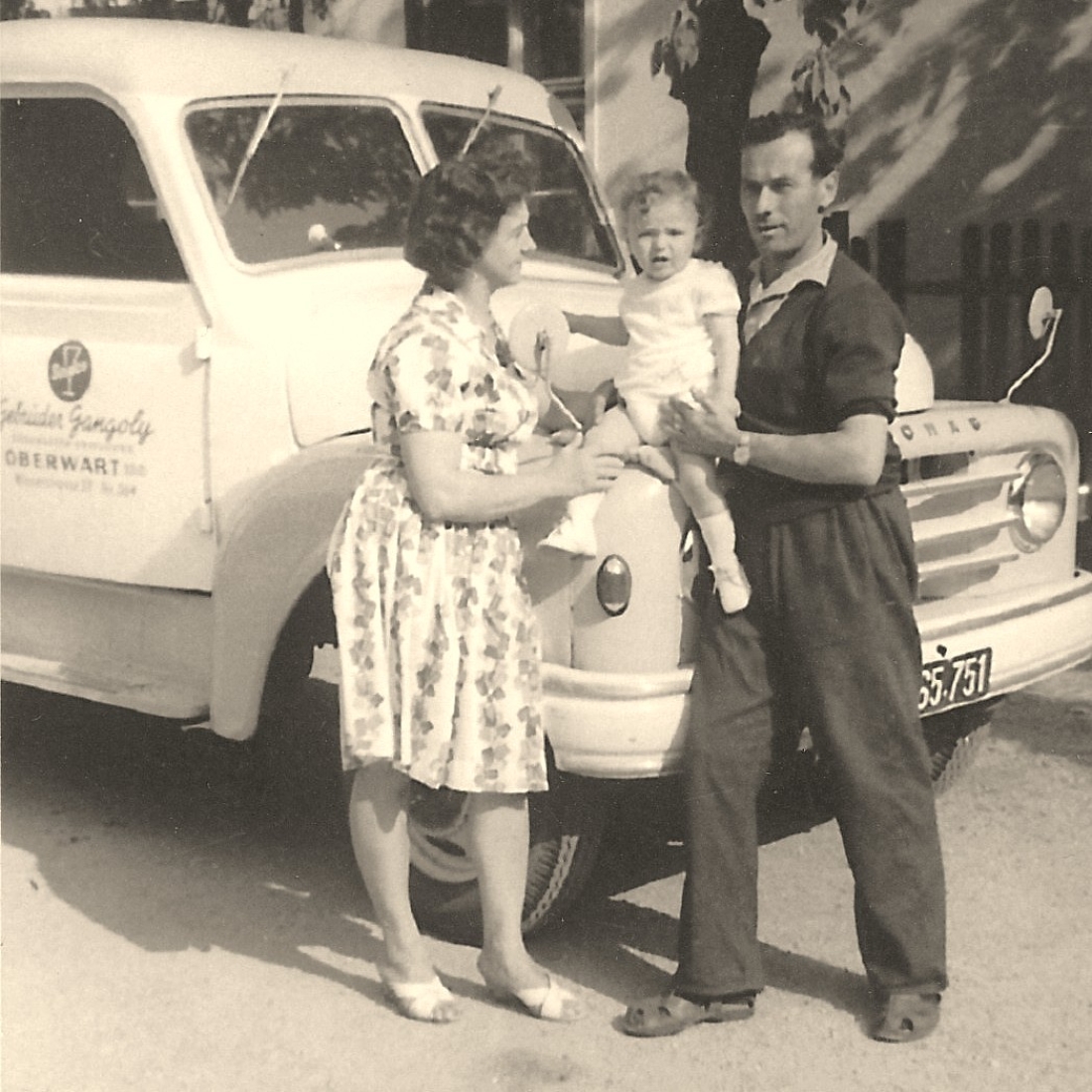 Alexander Gangoly II. (*1925/+2007) und Adele Gangoly (geb. Horvath, *1926/+1997) mit Sohn Horst vor dem Firmenwagen der Gebrüder Gangoly