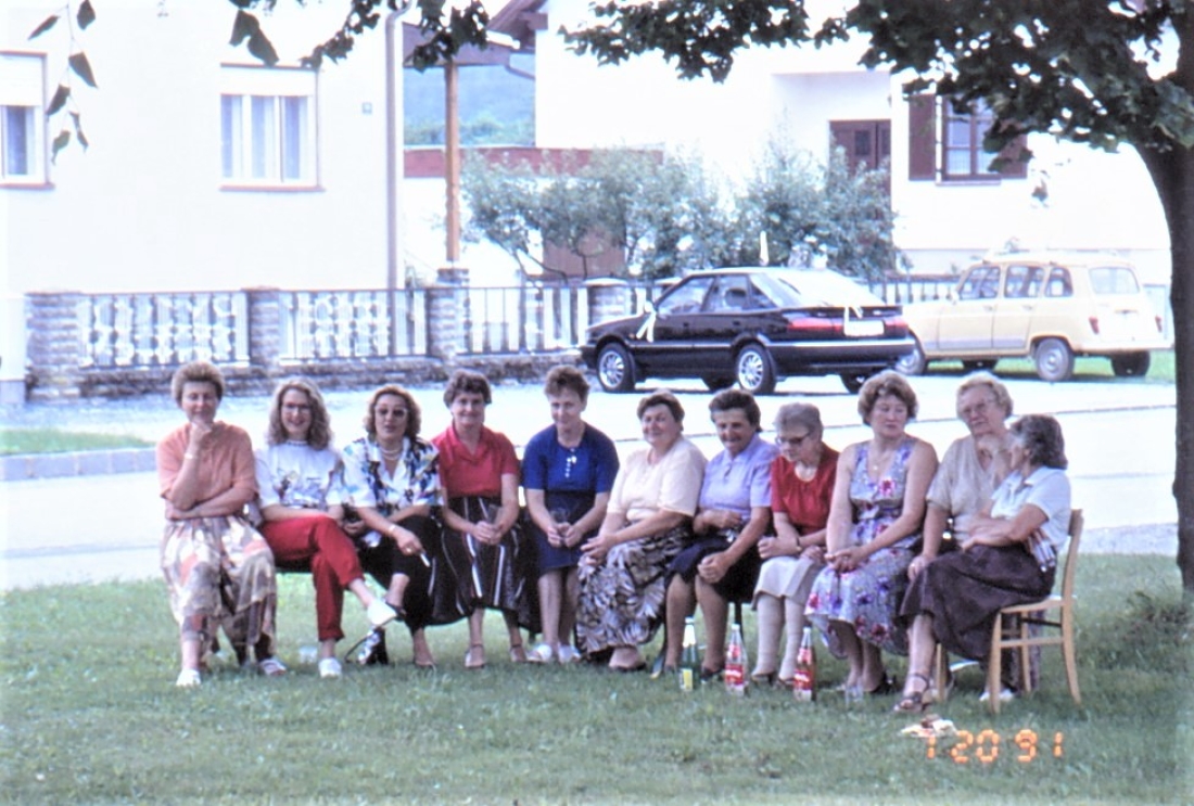 St. Martin: Damenrunde anlässlich der Hochzeit von Susanne Szendy und Werner Mirtl am 20. Juli 1991 vor dem Haus Guger