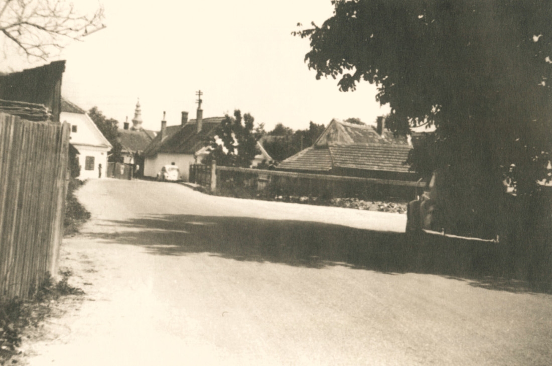 Blick gegen die Eiserne Brücke "Vashíd", die die Pinka überquerte, in Richtung ref. Kirchturm - Pinkaszer (Pinkaviertl)