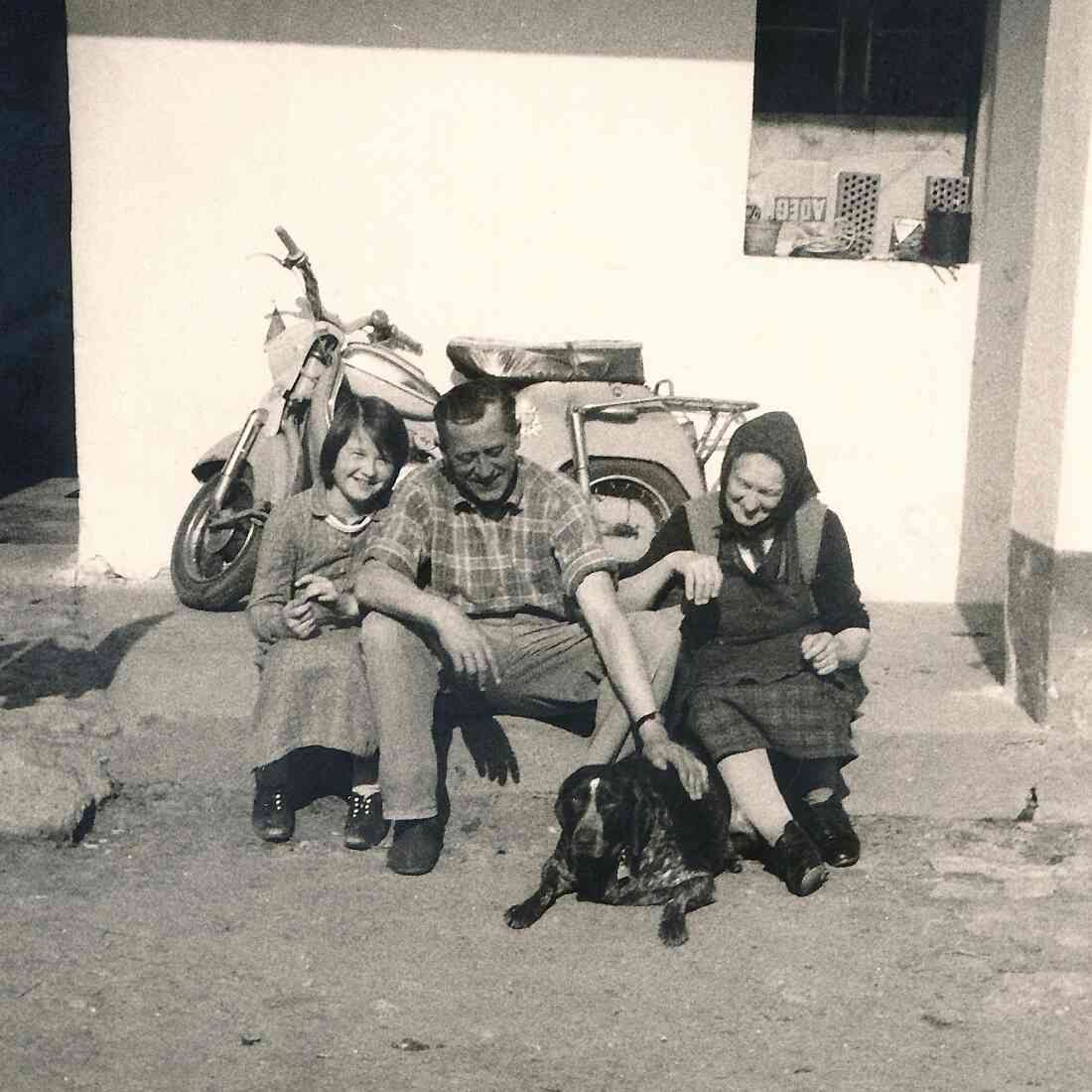 Familie Fülöp: Familienidylle mit Tochter, Vater, Oma und mit Hund sowie dem Moped im Hintergrund (Wiesengasse 50)