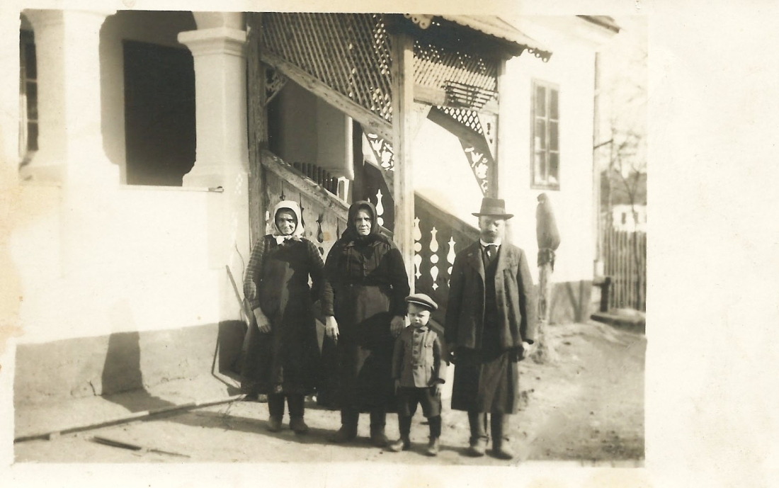 Familie Adorjan/Szabo vor im Hof des Hauses OW 285 / Wiesengasse 40