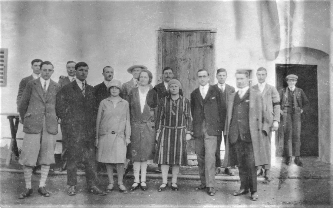 Gruppe in Oberwart mit Michael Adorjan (*1903 / +1975)