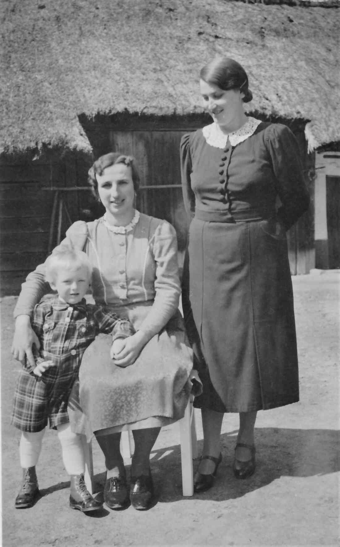 Eugen jun. (Jenö) Posch mit Mutter und Taufpatin