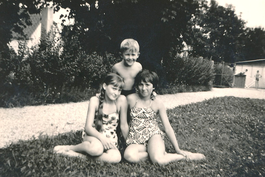 Auf der Liegewiese im städt. Freibad / Schwimmbad -
