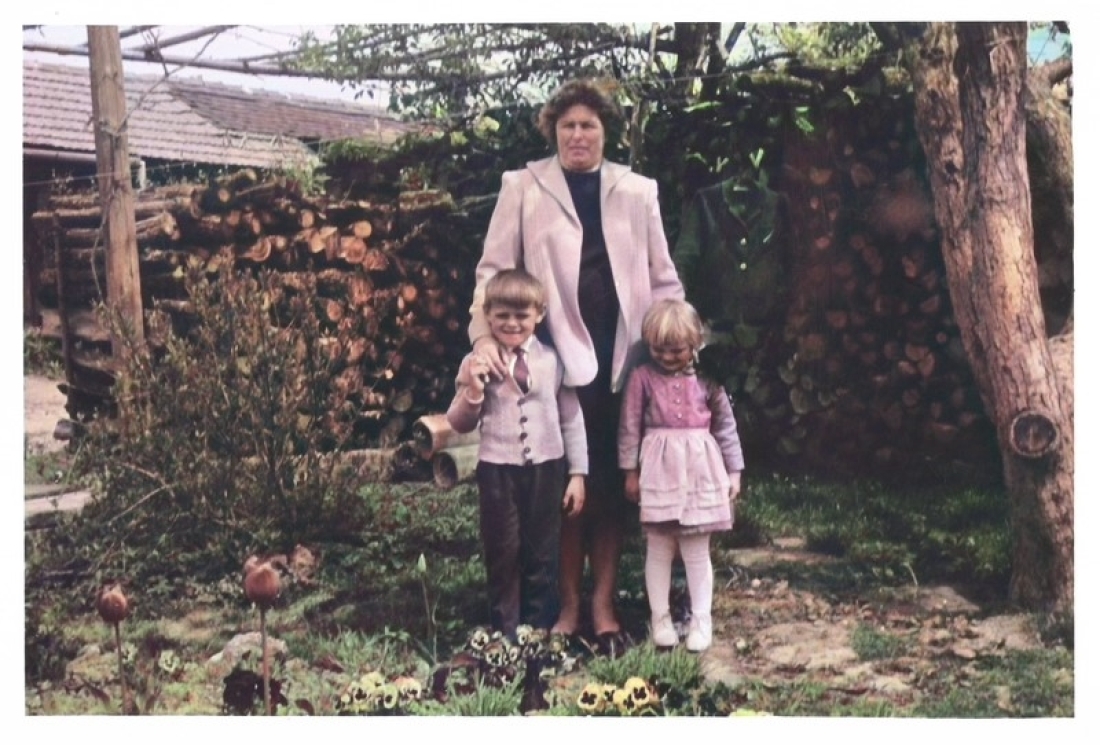 Maria Pongratz (geb. Oswald, *1924/+2002) mit ihren Kindern Ingrid und Manfred