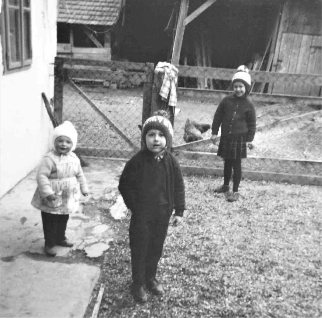 Im Haus Zsamar: die Kinder fütten die Hühner (Unterwarterstraße 7)