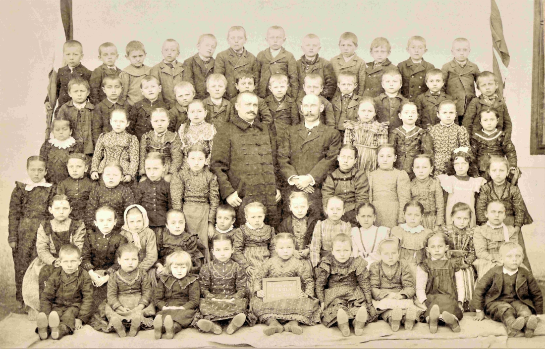 1. und 2. Klassse der reformierten Schule mit den Lehrern Nemeth und Takacs