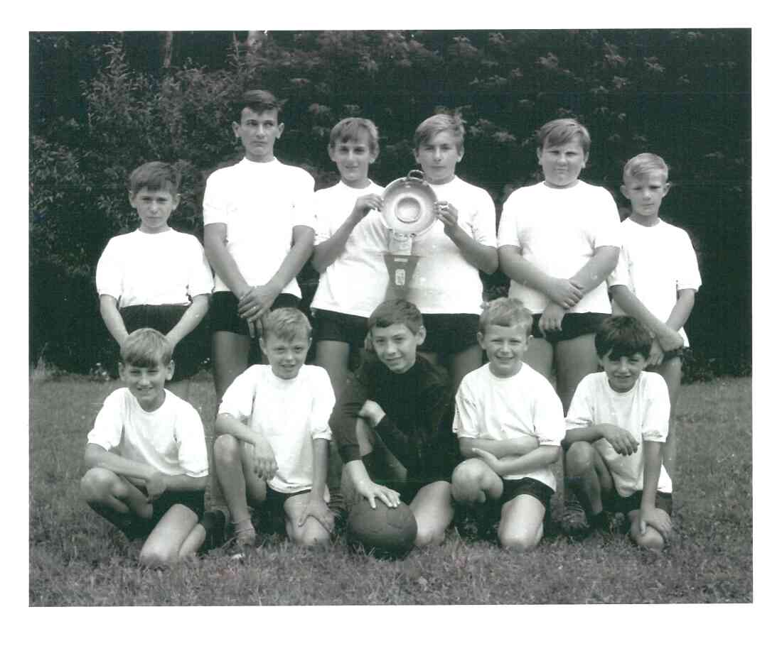 Fußball - St. Martin: Schülermannschaft mit dem Ehrenpreis - Bernhard/Eberhardt/Wölfel/Farkas/Halper/Marth/Bernhard/Garber/Röhrling/Ratz/Wukits