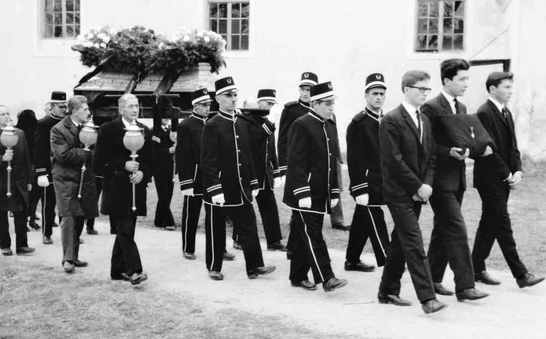 Begräbnis Dr. Karl Fuith (* 12. Oktober 1884 in Pinkafeld / + 1. April 1966 in Oberwart) am 5. April 1966 - röm. kath. mit den Trägern der Bestattung Gangoly