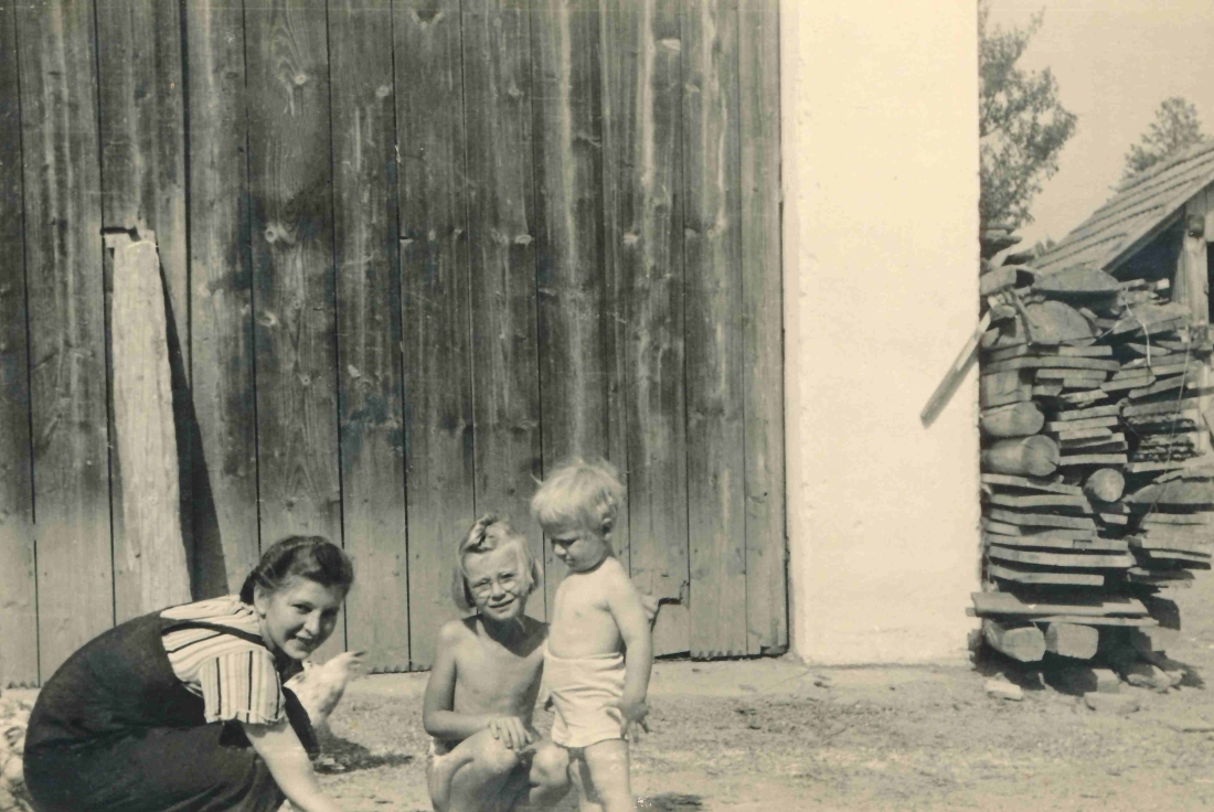 Anna Zambo (verh. Böcskör, *1921/+2002) mit ihren Nichten (OW 58 / Unterwarterstraße 9)