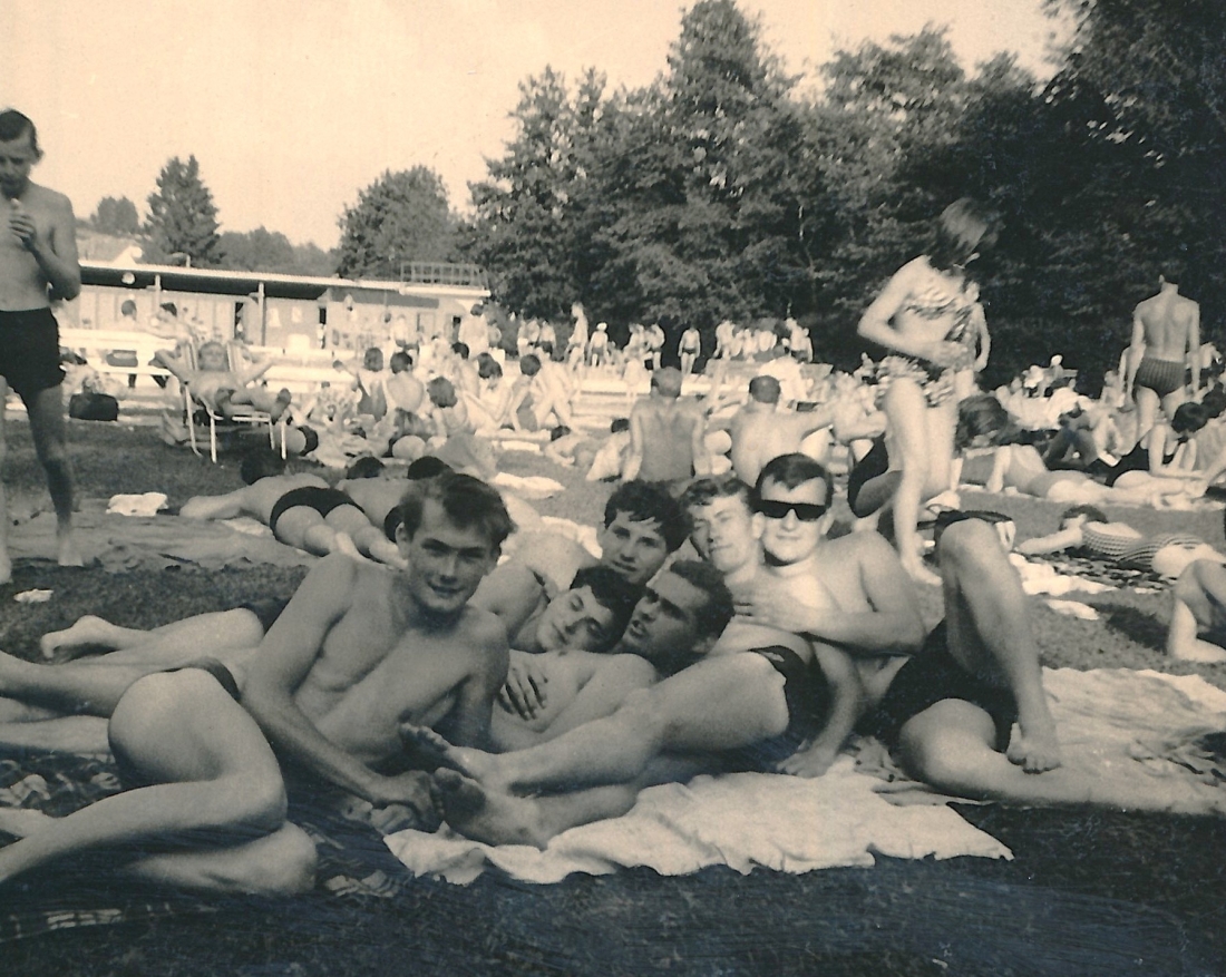 Freundesgruppe auf der Liegewiese im Freibad (früher "Schwimmbad" genannt) - Böcskör/Milchram/Tallian/Wagner/Krautsack