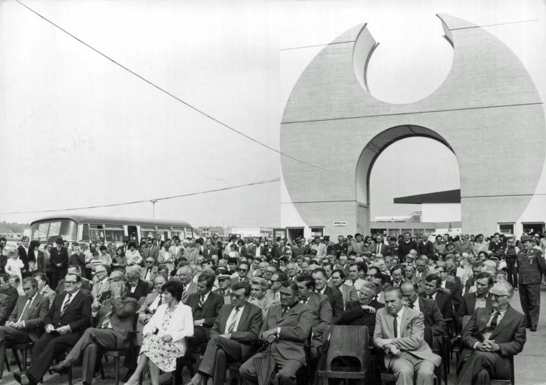 Informeröffnung 1980: Blick auf die Ehrengäste und den 1977 errichteten Informturm (Sauerzopf/Pieler/Kery/Grohotolsky/Wiesler/Polster/Horvath/Leirer)