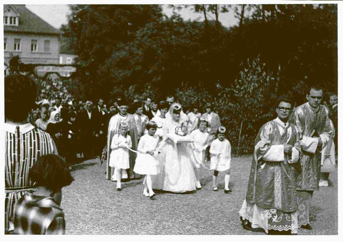 Röm. kath. Pfarre: Primiz von Julius Dirnbeck - auf dem Weg hinauf zur Kirche (Heintz/Ringhofer/Hicke/Moritz/Muth)