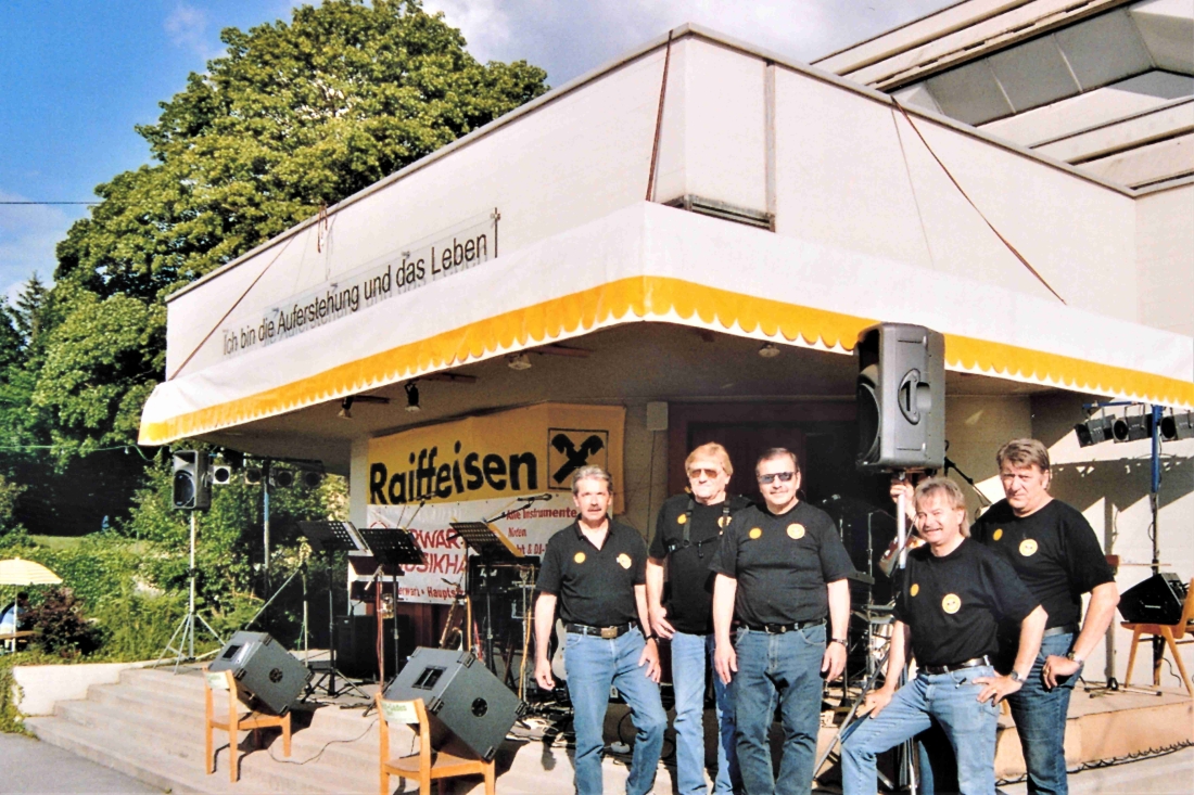 Röm. kath. Pfarre: Pfarrfest mit der "Umasist-Banda / Pfarrbanda" vor dem Eingangsbereich der Osterkirche - Tomisser/Benedek/Sattler/Kracher/Kiss