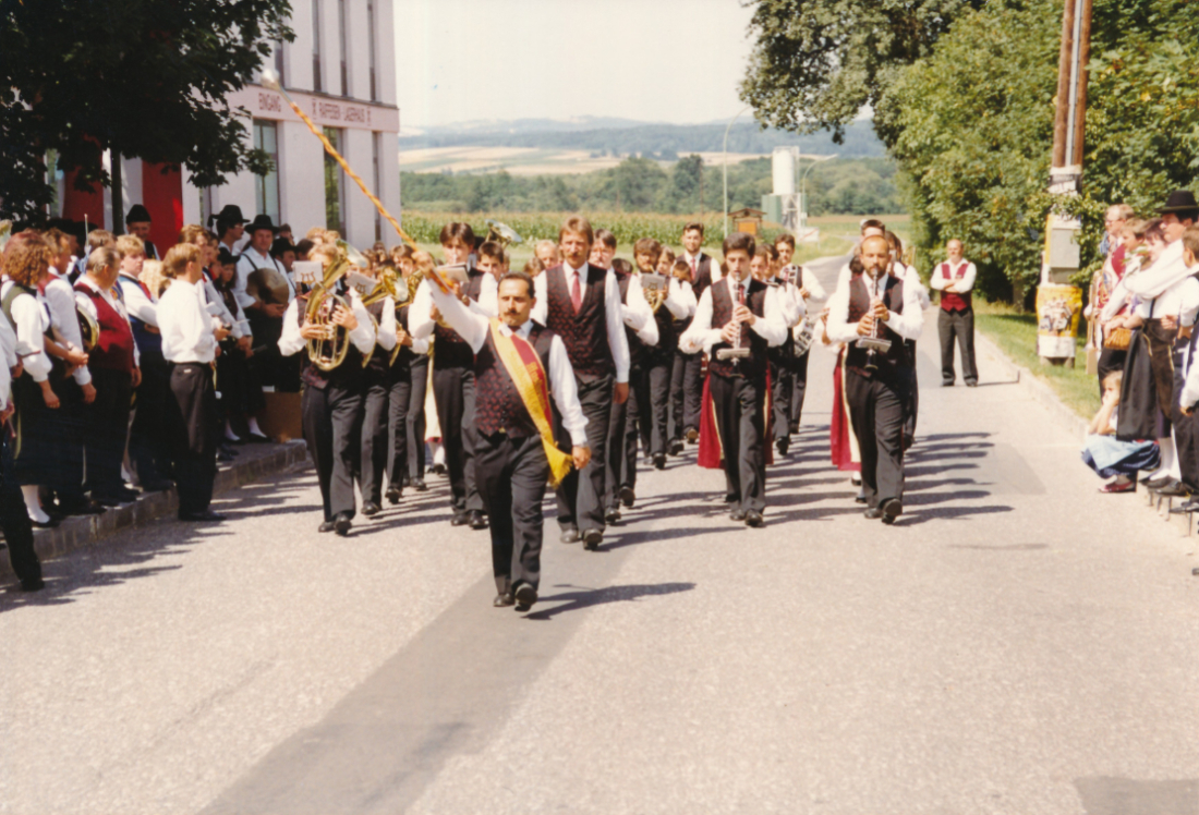 Stadtkapelle: Marschformation beim Blasmusiktreffen in Markt Allhau 1992 - Miertl/Baumgartner/Schober/Toth/Tölly/Györög/Gabriel