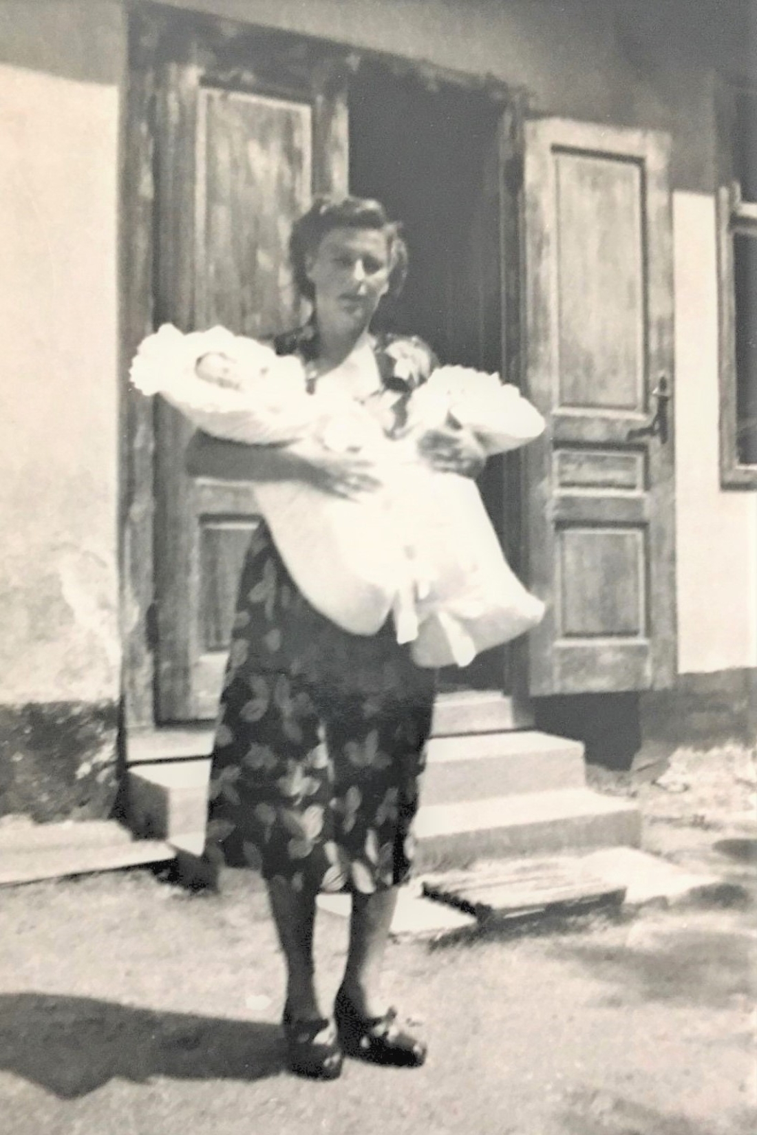 Die Kurz-Zwillinge Walter und Herbert mit der stolzen Mutter Gertrud Kurz (geb. Tschapek, *1925/+2021) - Johann Straußgasse 7