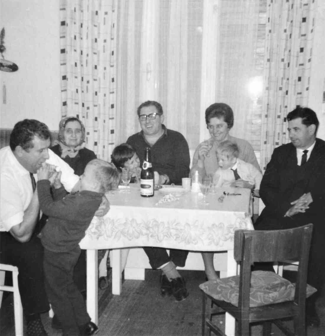 Gemütliche Familienfeier im Hause Gangoly (Stifterstraße 9)