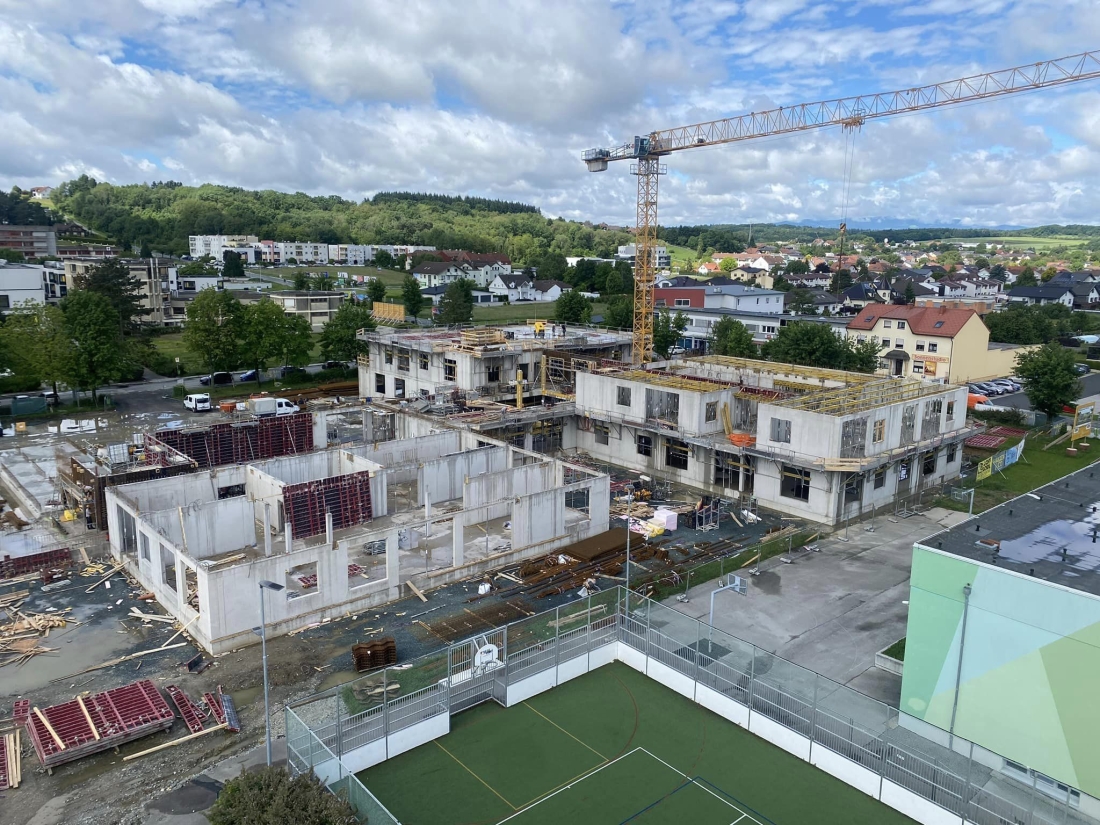 Bildungscampus (Schulgasse 31) mit Volksschule und Räumlichkeiten für die Zentralmusikschule und die Stadtkapelle: der Rohbau wächst