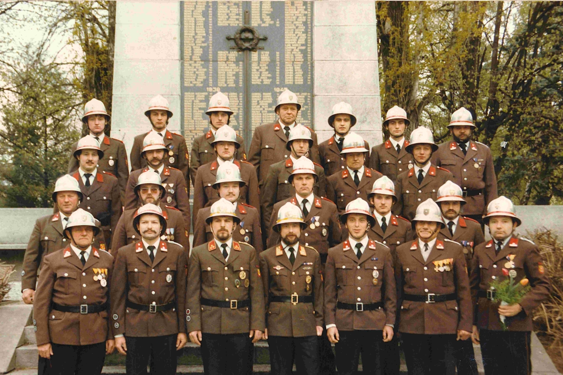 Stadtfeuerwehr: Bild vor dem Kriegerdenkmal zum 1. Mai 1986