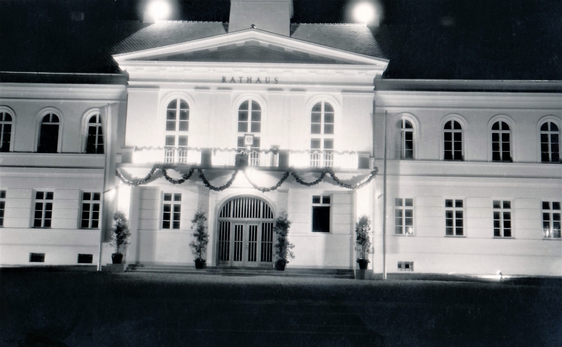 Rathaus: Das wiederaufgebaute und neueröffnete Rathaus am Tage der Weihe