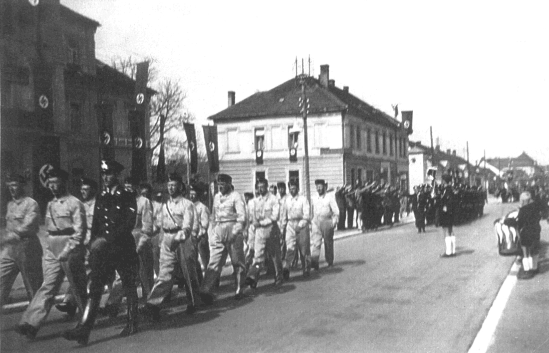 NAZIS: Aufmarsch am Hauptplatz in der NS-Zeit