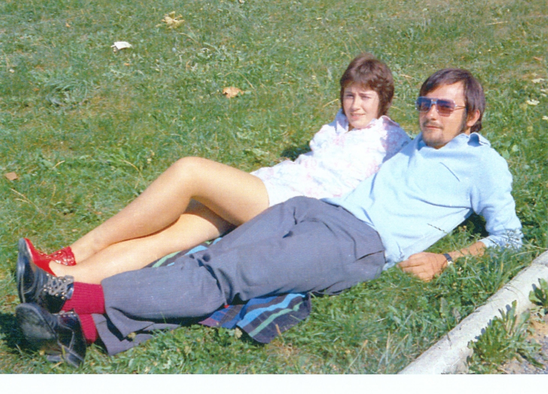 St. Martin: Gabi Tissinai und Ernst Röhrling beim Sonnenbaden auf der Wiese