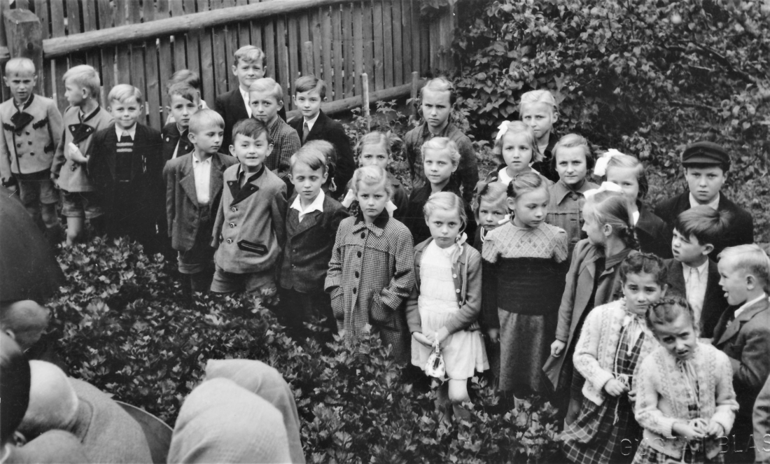 Evang. Pfarrgemeinde AB: Kindergruppe anlässlich der Weihe des neuen Pfarrheims (Böhm/Szabo/Schober/Horvath/Karner/Beddies/Pfeiler)