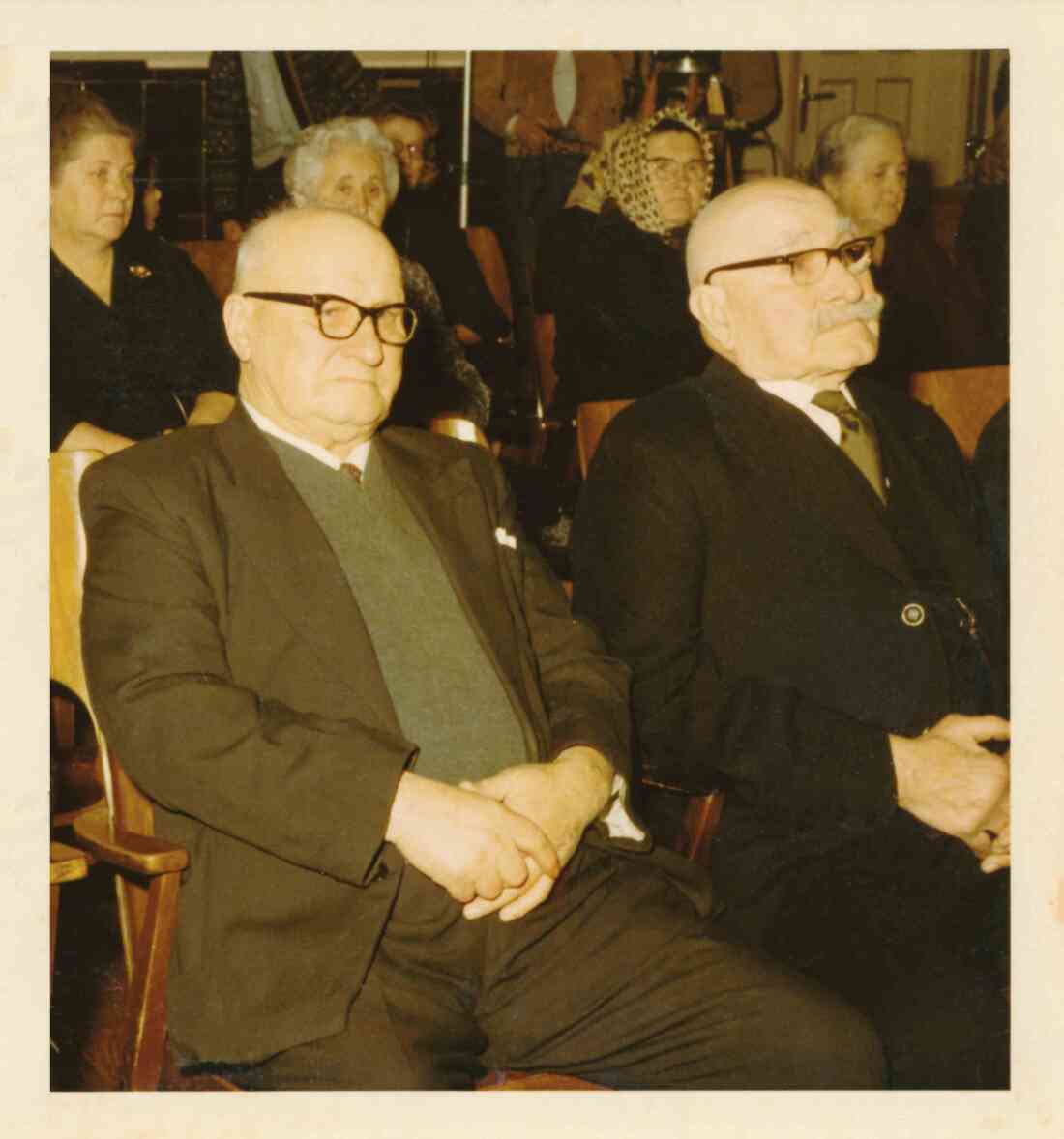 Stadtgemeinde: Verleihung des Ehrenzeichens in Gold an Josef Nemeth links und Josef Böcskör rechts
