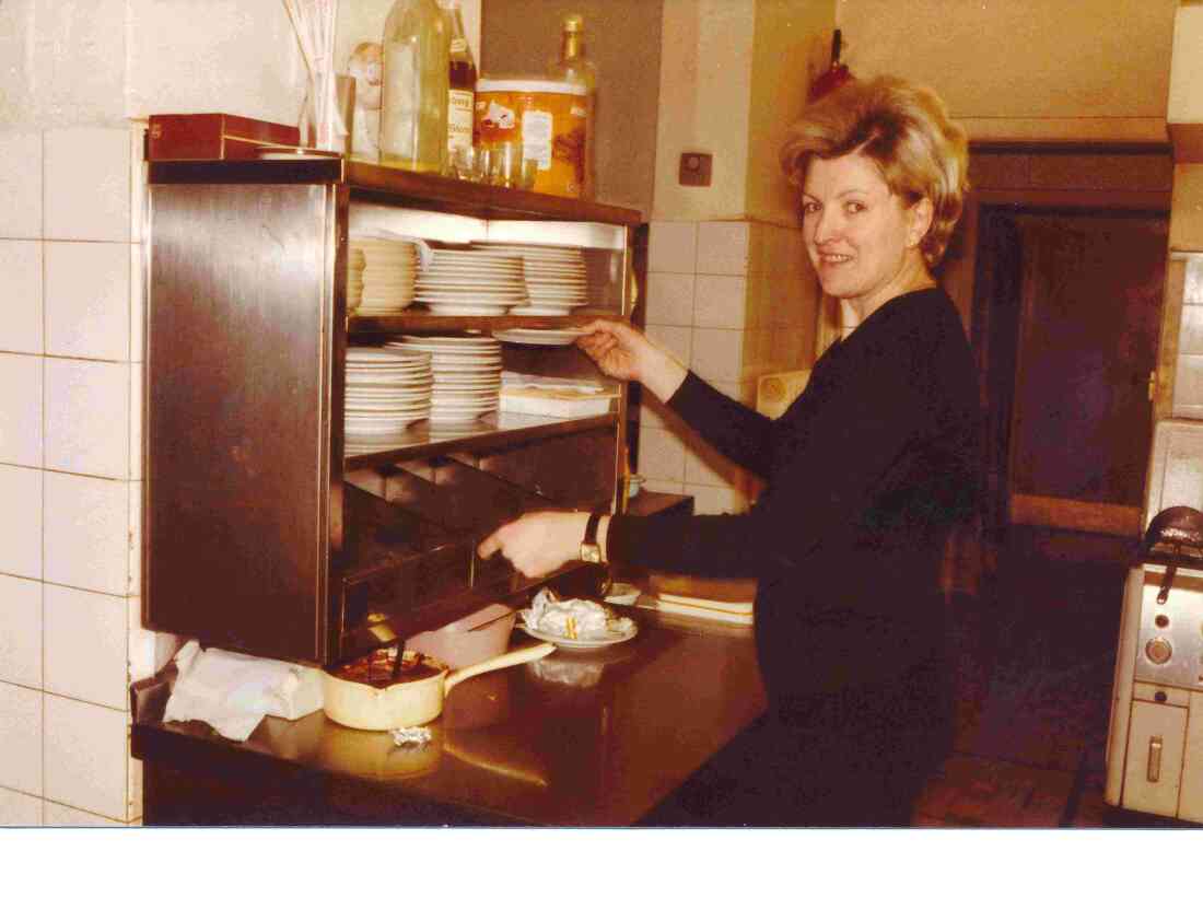 Gasthof Neubauer: die Chefin Gretl Neubauer in "ihrer" Küche