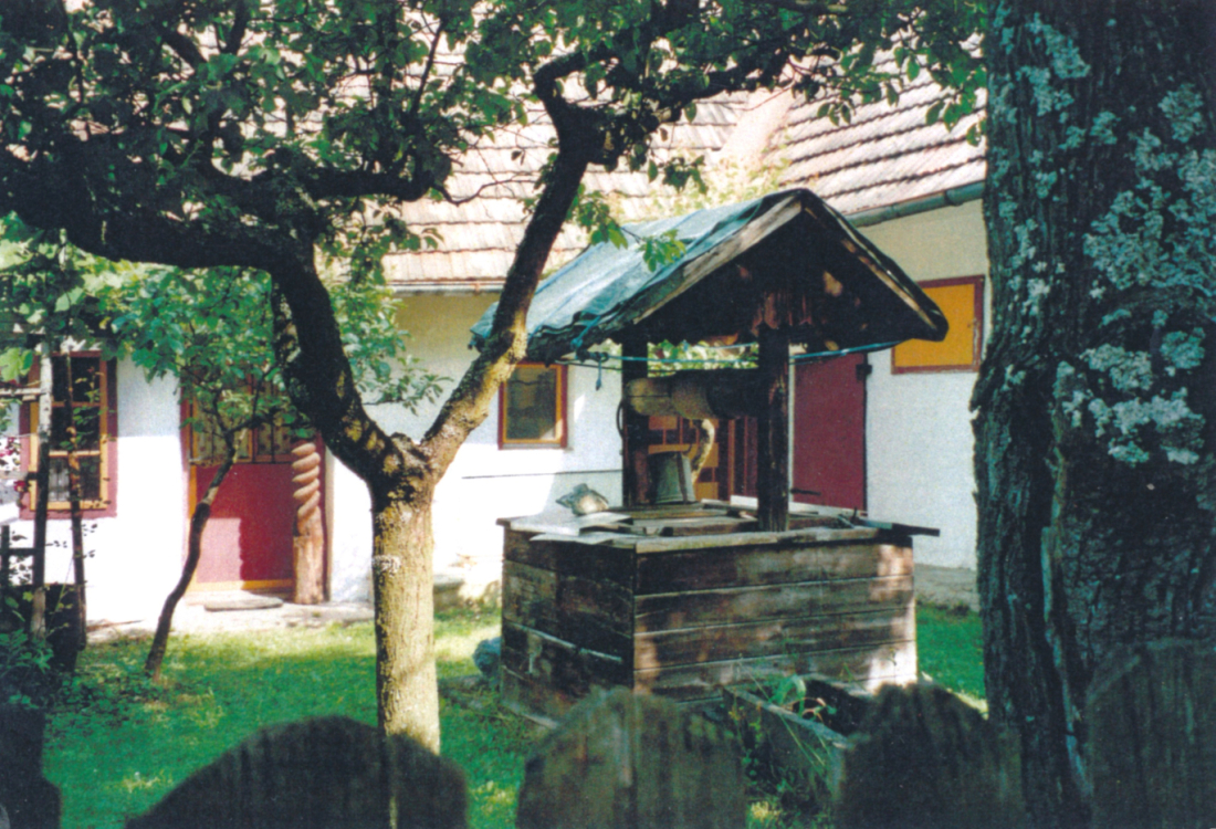 Haus OW 560 / Am Telek 24: Innenhof mit Hausbrunnenbrunnen