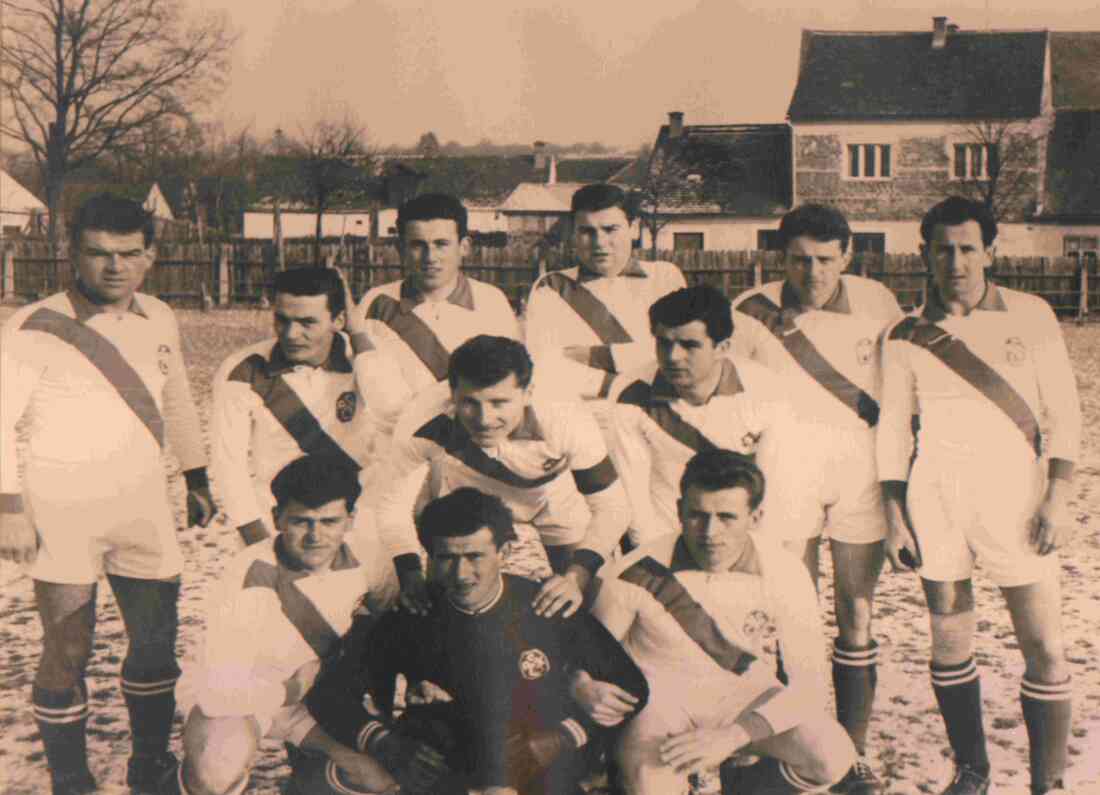 Fußball: ASKÖ - die Mannschaft vor einem Spiel in Pinkafeld