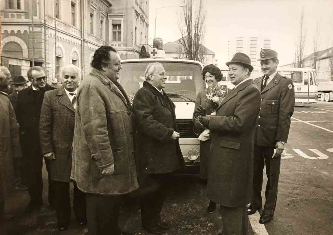 Rotes Kreuz: Übergabe eines neuen Rettungswagens (Bully T3) durch KR Dkfm. Dr. Ludwig Richard - Guger/Kranich/Brunner/Zimmermann/Kapper/Schmaldienst