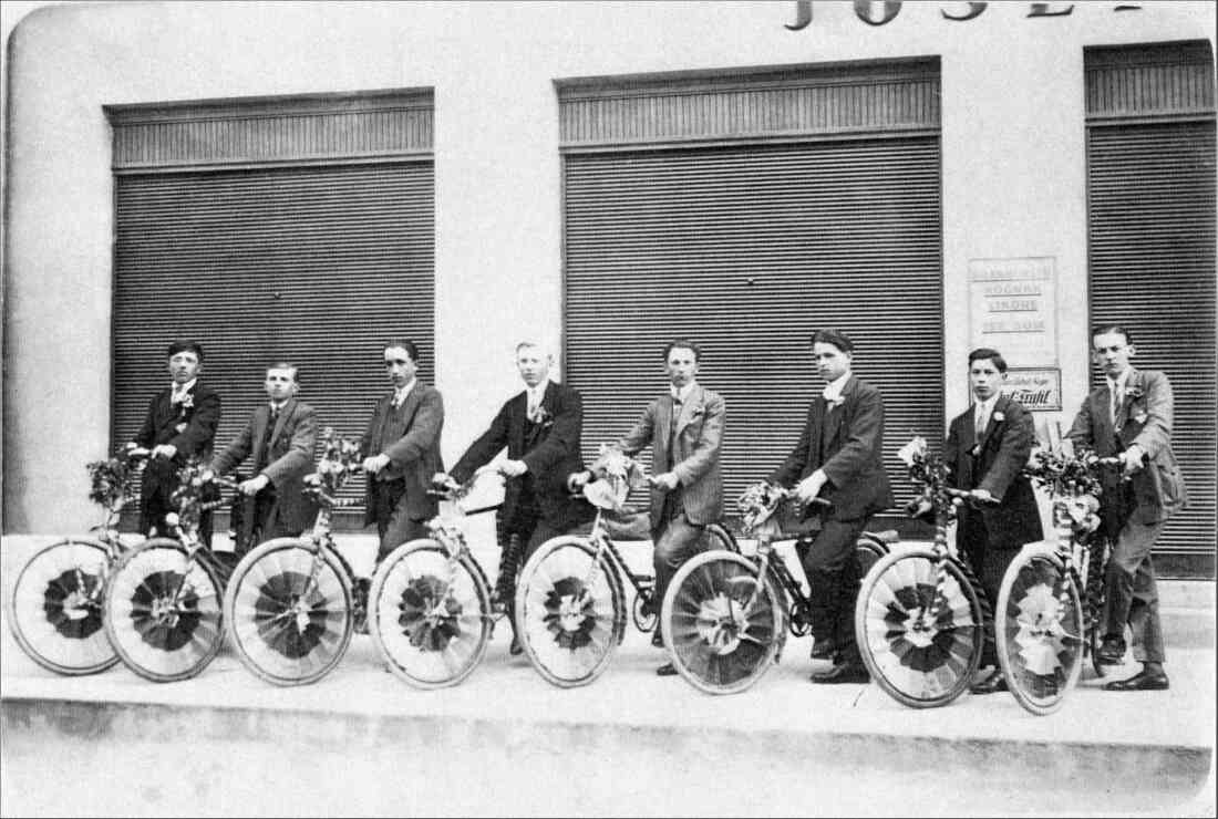 Geschmückte Räder und ihre Fahrer zum 1. Mai 1927