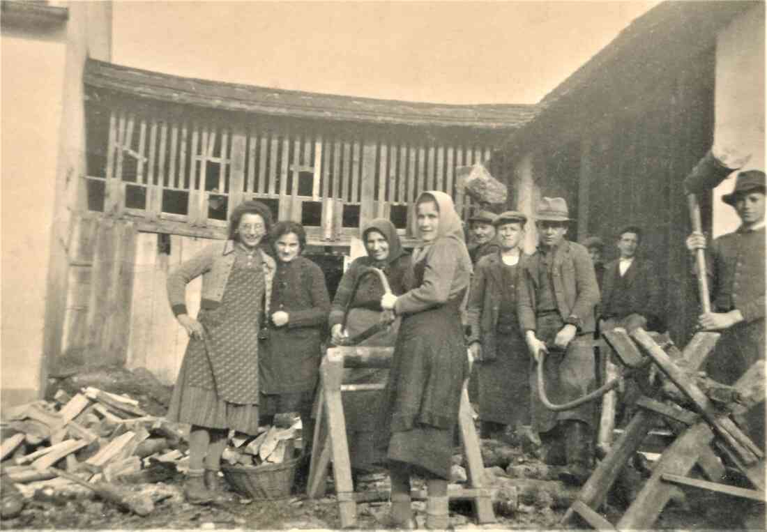 St. Martin: Robot im Schulhof „Holzarbeit“(Körper/Bernhard/Garber)