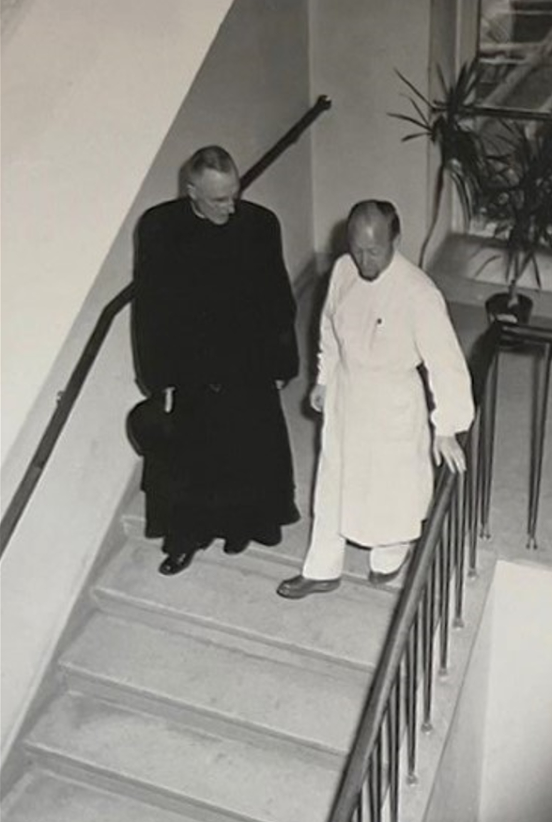 Krankenhaus (Spitalgasse / heute Dr.-Emmerich-Gyenge-Platz): Prim. Kiss mit Generalsuperior William Slattery CM