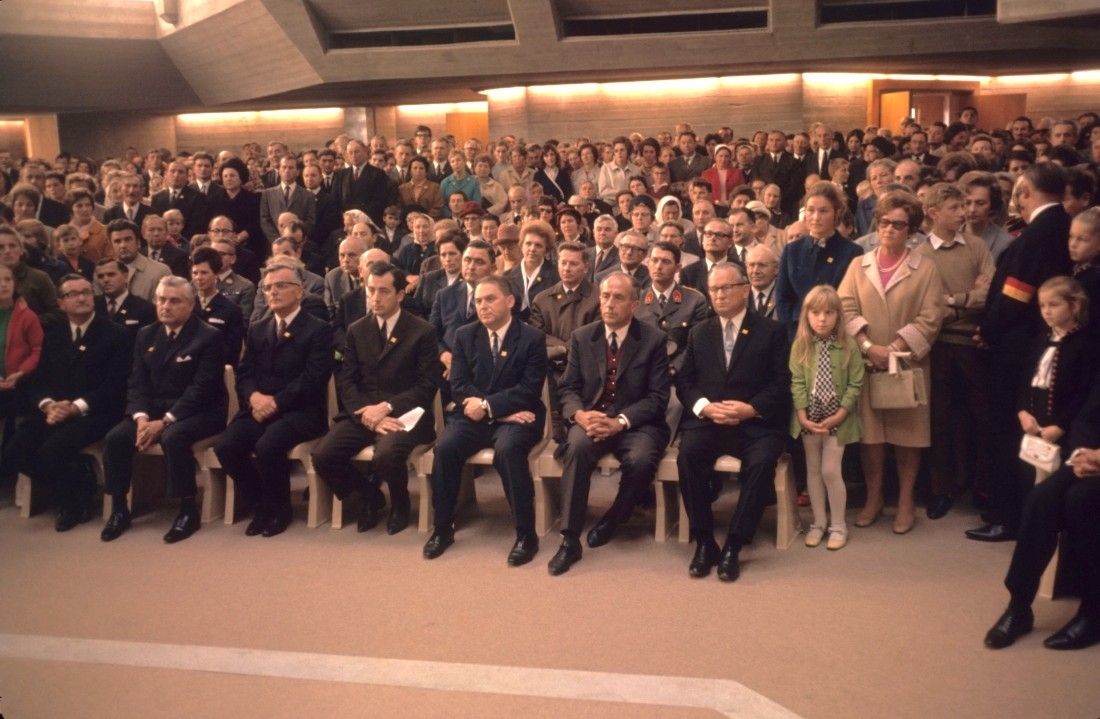 Röm. kath. Pfarre: Ehrengäste und Pfarrgemeinde anlässlich der Weihe der Osterkirche