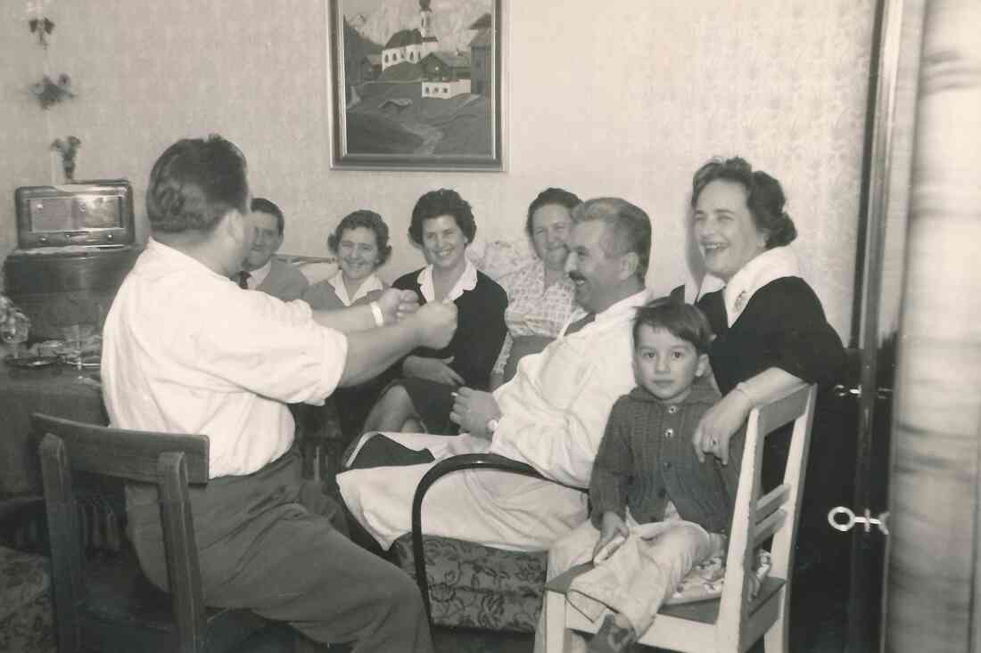 Gruppe von MitarbeiternInnen des Krankenhauses: geselliges Beisammensein - Folkensteiner/Simon/Sokol