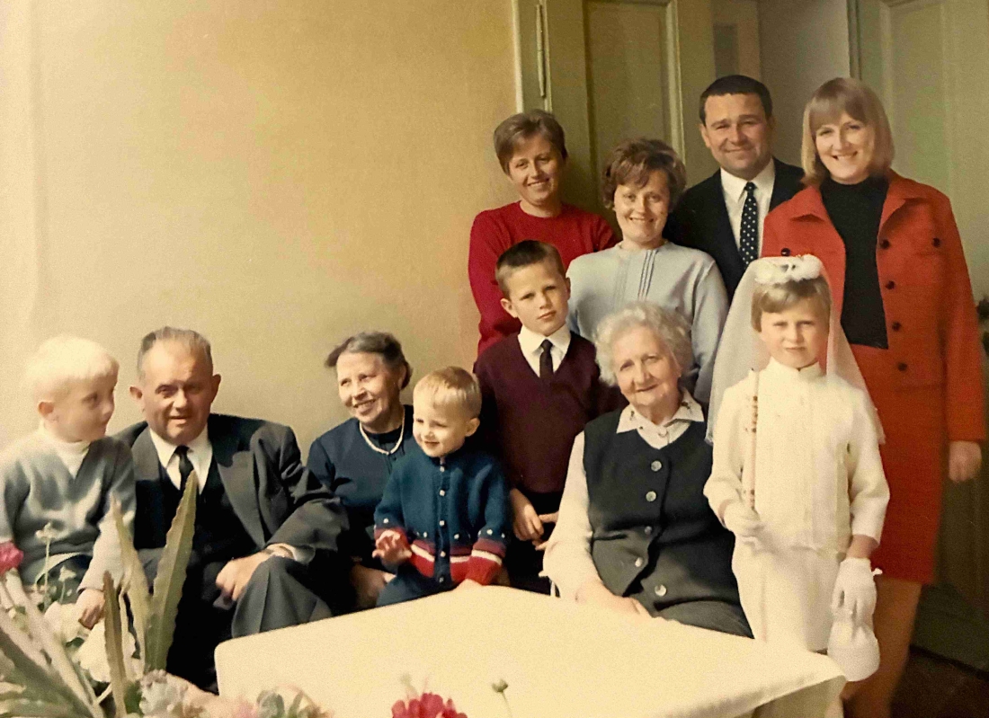 Fam. Ludwig Schober (*1903/+1980) und Wilhelmine Schober (geb. Kasper, *1908/+2007) anlässlich der Erstkommunion der Enkelin