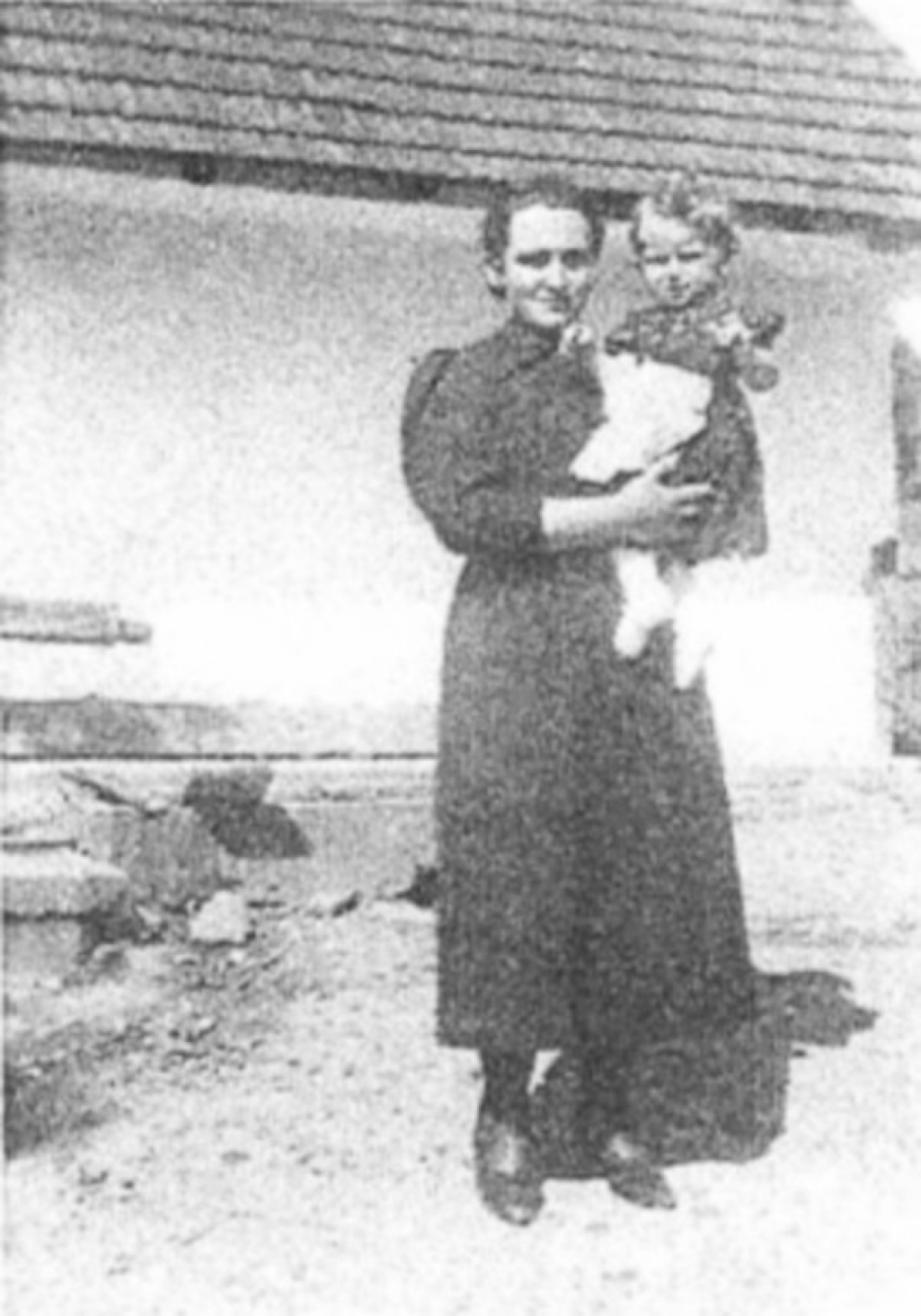 Olga Eigenbauer (geb. Granich, *1908/+1978) mit Tochter Martha Eigenbauer (*1936/+2015) im Hof des Hauses OW 85 / Steinamangererstraße 56