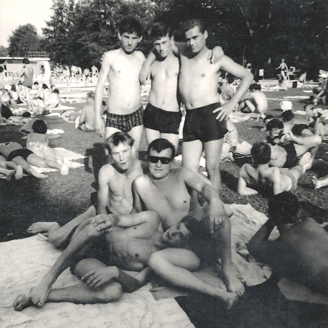 Freundesgruppe auf der Liegewiese im Freibad (früher "Schwimmbad" genannt) - Böcskör/Milchram/Tallian/Wagner/Krautsack