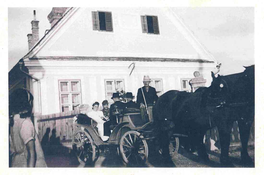 Das Brautpaar Samuel Pongracz (*1910/+1979) und Ida Miklos (*1914/+2007) in der Hochzeitskutsche vor dem alten reformierten Pfarrhof beim Einbiegen in die Graf Erdödystraße