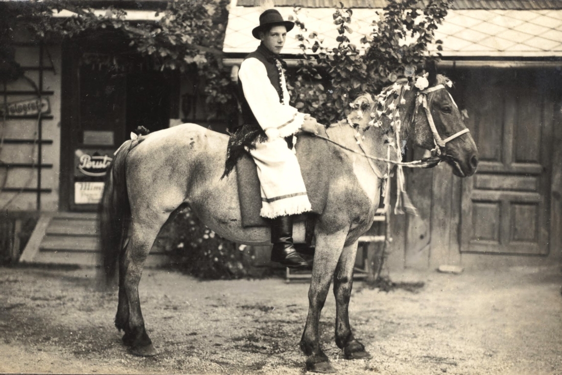 Johann Topler (*1915/+1998) in der ungarischen Tracht des reformierten Leseveins auf seinem schönen Pferd