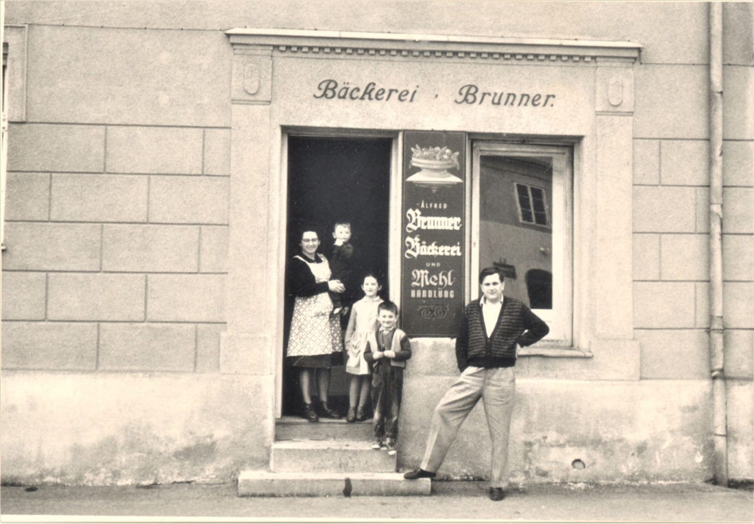 Geschäftsportal der Bäckerei und Mehlhandlung Brunner (Wienerstraße 29) und die Bäckersfamilie