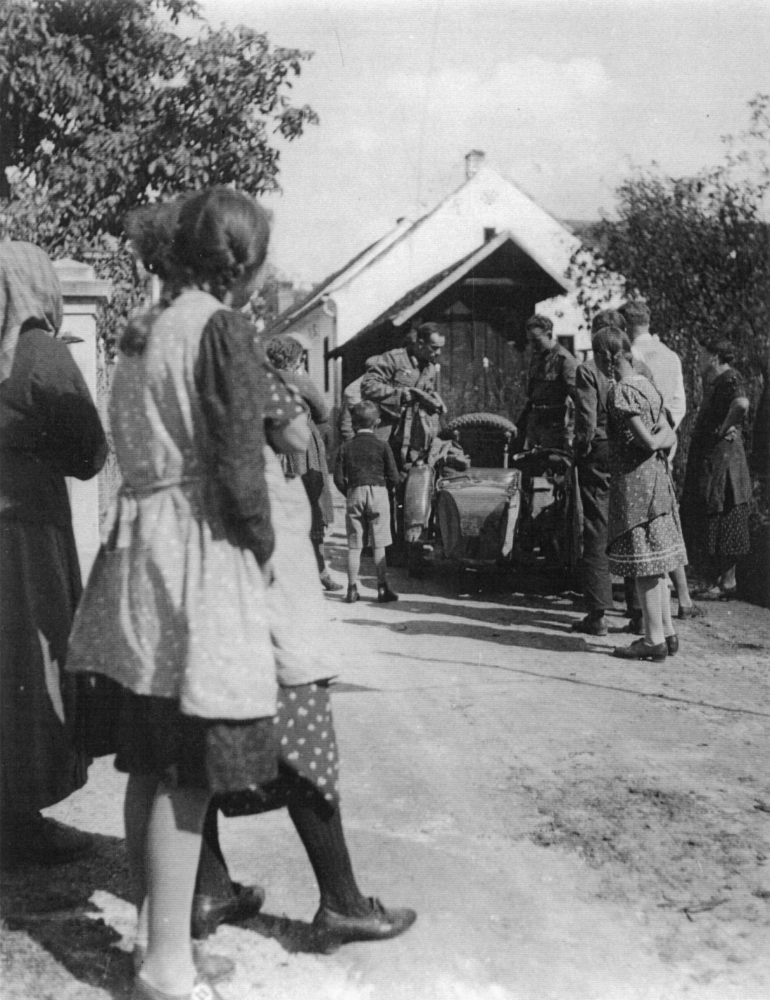 Elmar Falb und Aladar Vörös mit ihrer Wehrmachts-Beiwagenmaschine (Ganghofergasse)