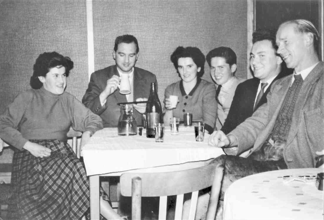 Die Belegschaft des Konsums im Gasthaus Wagner (Ritter/Puhr/Wagner/Tomschitz/Fürst/Volcic)