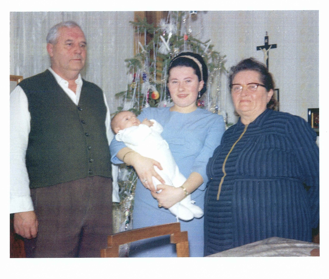 Babyglück vor dem Christbaum im Haus Korbadits - Peer/Stelzer