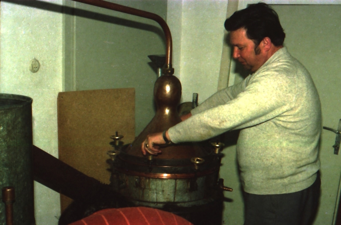 Erich Langer (*1934/+2010) beim Schnapsbrennen - Am Telek 21