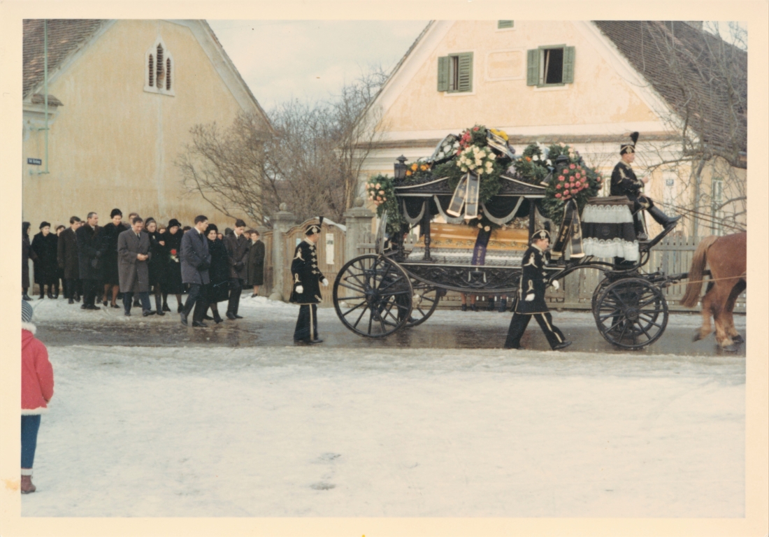 Begräbnis Josef Tölly (*1913 / +1968) - evang. HB mit dem Galawagen der Bestattung Tölly
